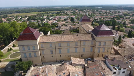 Castillo-Chateau-De-Castries-En-El-Sur-De-Francia-Con-Zona-Residencial-En-La-Parte-Trasera